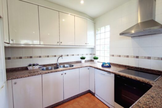 VENDIDO – En la costa, se vende casa con vistas