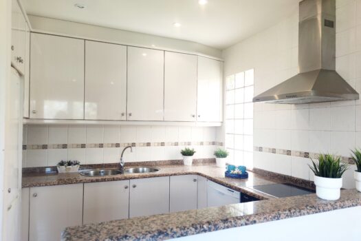 VENDIDO – En la costa, se vende casa con vistas