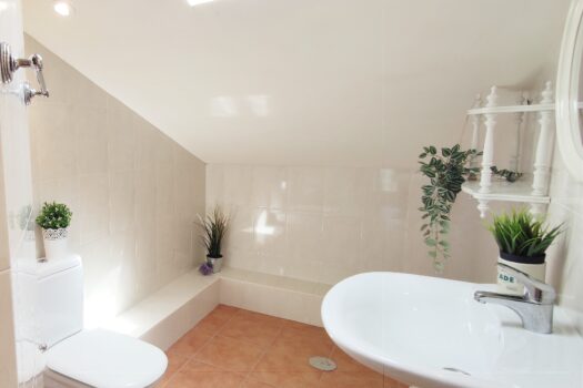 VENDIDO – En la costa, se vende casa con vistas