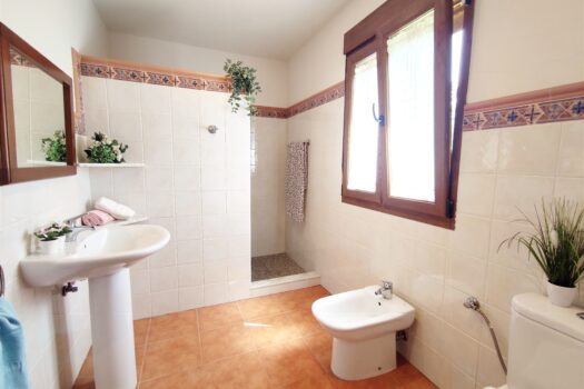 VENDIDO – En la costa, se vende casa con vistas