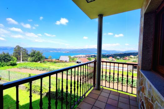 VENDIDO – En la costa, se vende casa con vistas