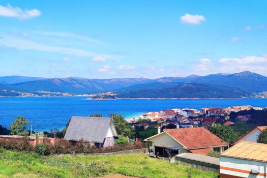 VENDIDO – En la costa, se vende casa con vistas