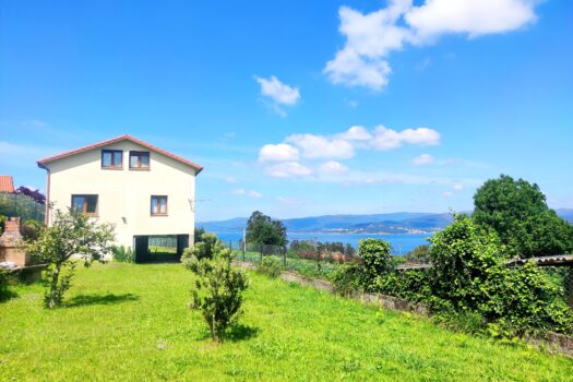 VENDIDO – En la costa, se vende casa con vistas