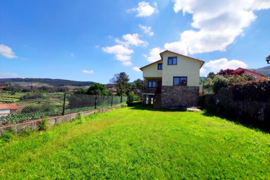 VENDIDO – En la costa, se vende casa con vistas