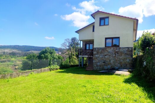 VENDIDO – En la costa, se vende casa con vistas