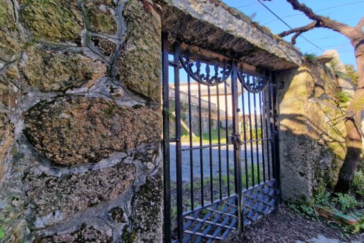 VENDIDO. En venta casa de piedra con bodega y viñedo