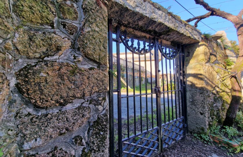 En venta casa de piedra con bodega