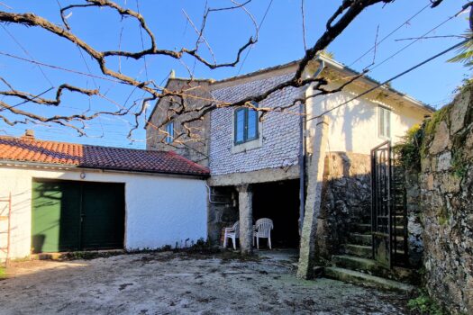 VENDIDO. En venta casa de piedra con bodega y viñedo