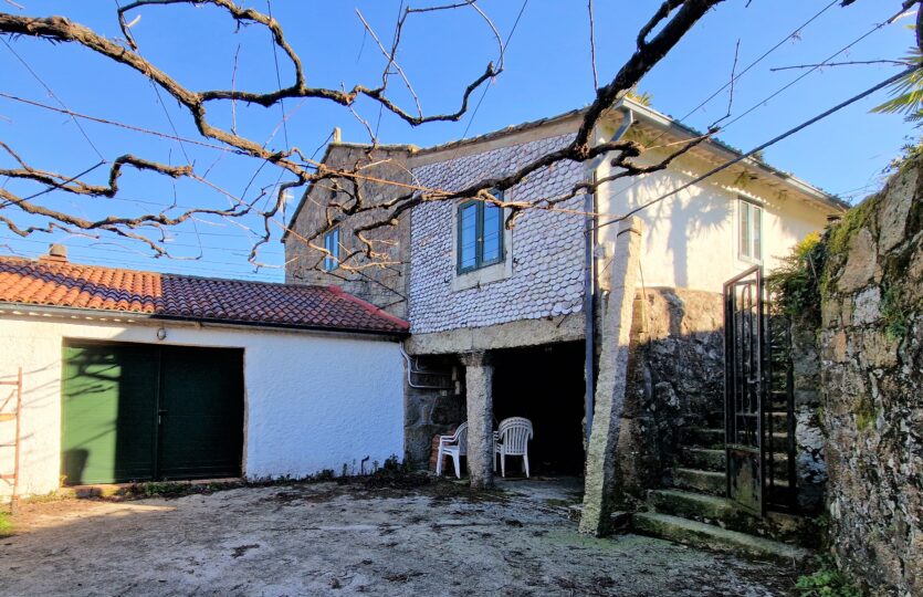 En venta casa de piedra con bodega