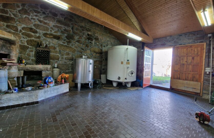 En venta casa de piedra con bodega