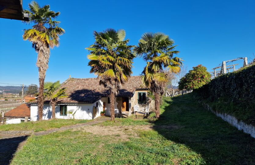 En venta casa de piedra con bodega