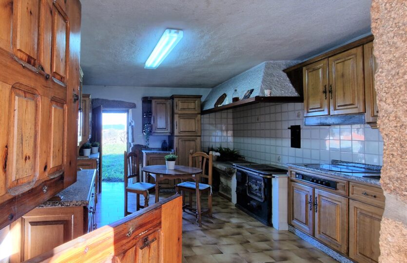 En venta casa de piedra con bodega