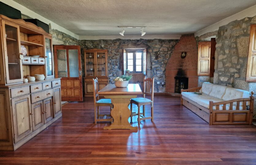 En venta casa de piedra con bodega