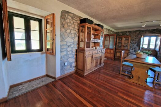 VENDIDO. En venta casa de piedra con bodega y viñedo