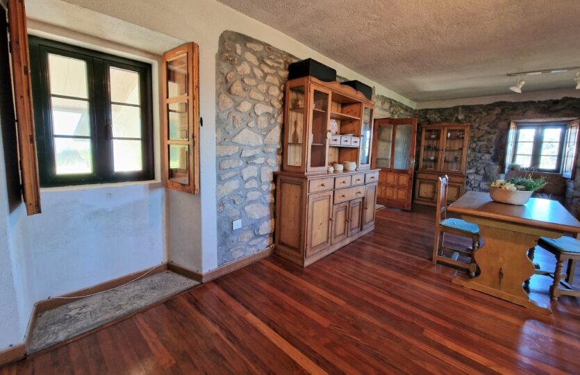 En venta casa de piedra con bodega