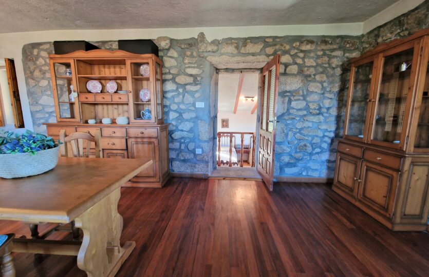 En venta casa de piedra con bodega