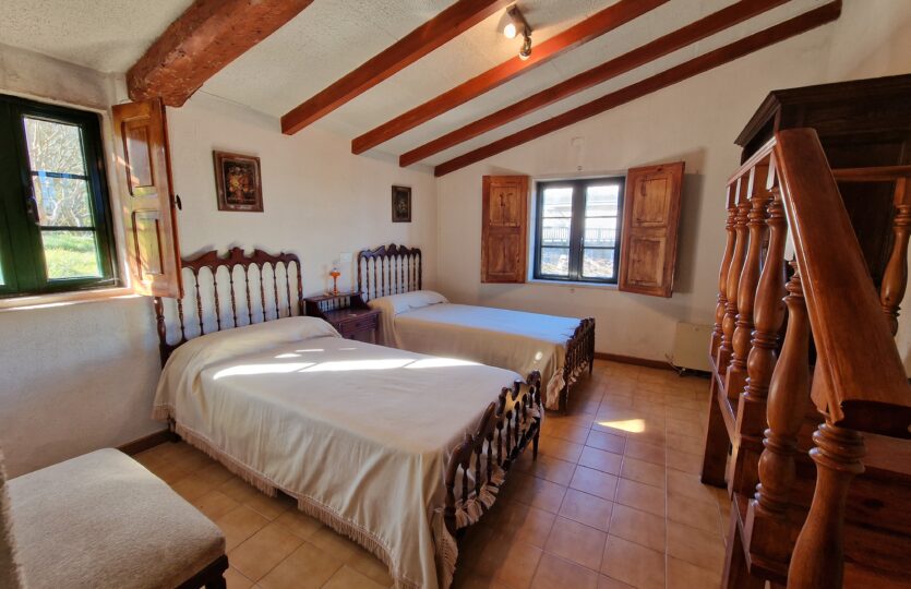 En venta casa de piedra con bodega