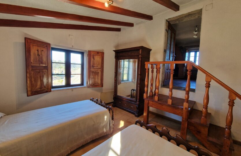 En venta casa de piedra con bodega