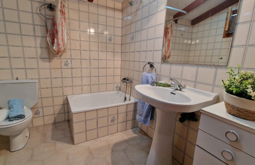 En venta casa de piedra con bodega