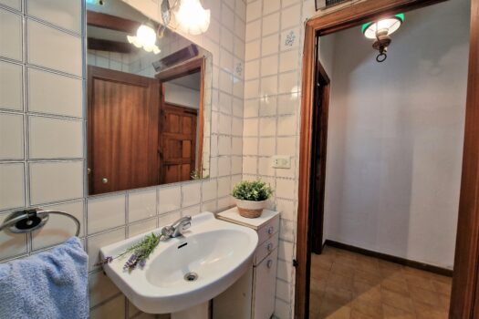 VENDIDO. En venta casa de piedra con bodega y viñedo