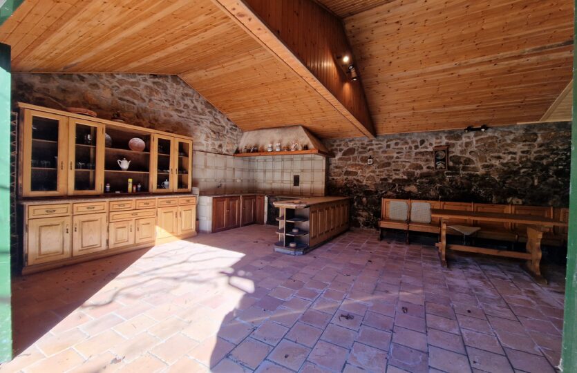 En venta casa de piedra con bodega