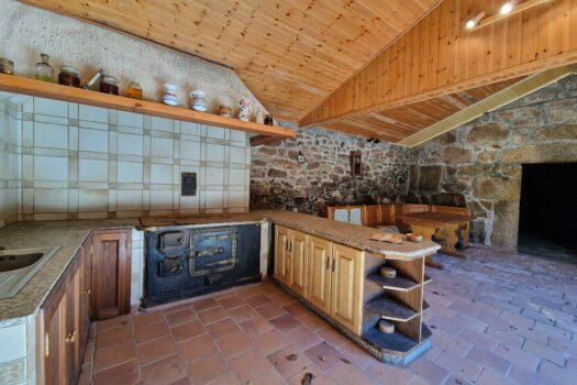 VENDIDO. En venta casa de piedra con bodega y viñedo