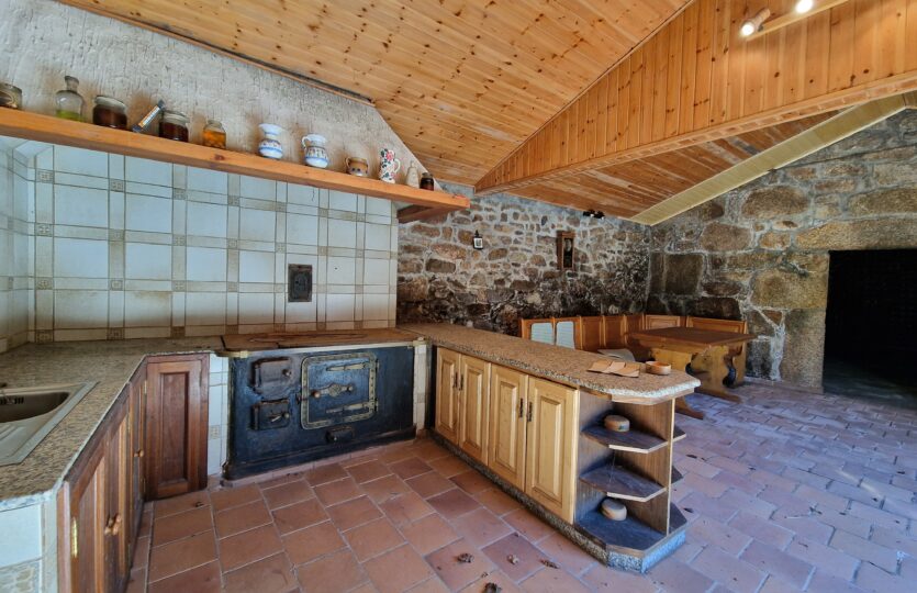 En venta casa de piedra con bodega