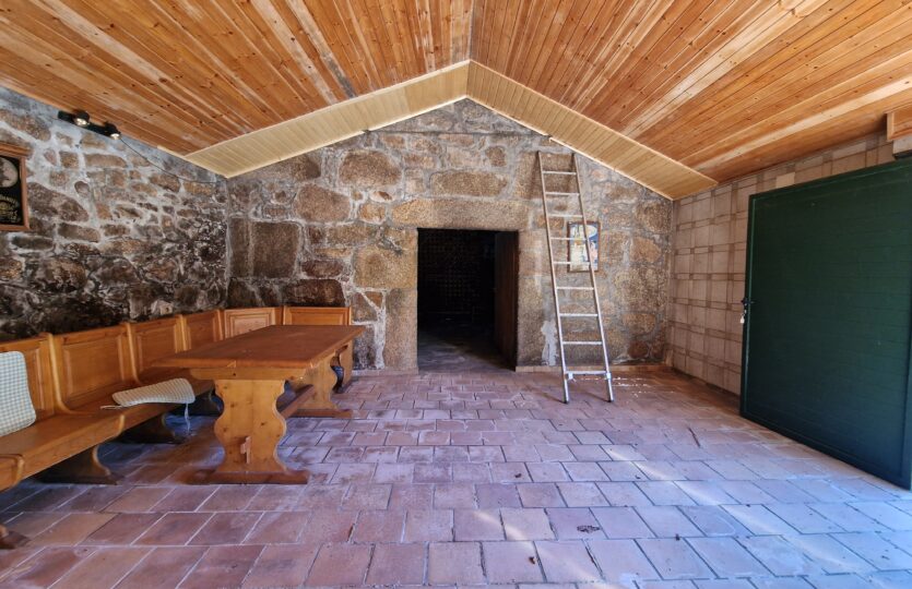 En venta casa de piedra con bodega