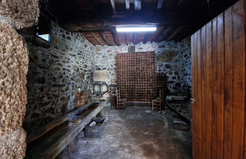 En venta casa de piedra con bodega