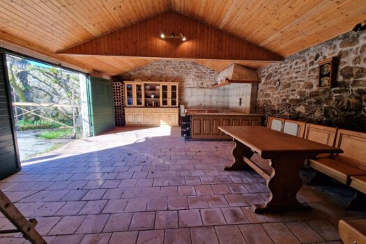 VENDIDO. En venta casa de piedra con bodega y viñedo