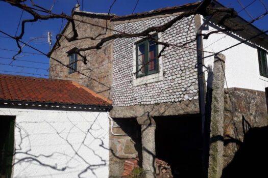 VENDIDO. En venta casa de piedra con bodega y viñedo