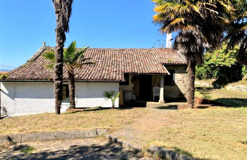 En venta casa de piedra con bodega