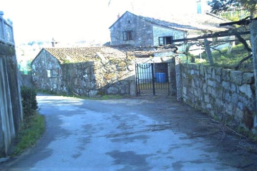 VENDIDO. En venta casa de piedra con bodega y viñedo