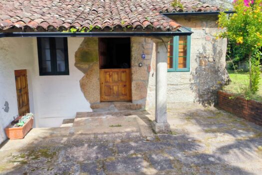 VENDIDO. En venta casa de piedra con bodega y viñedo