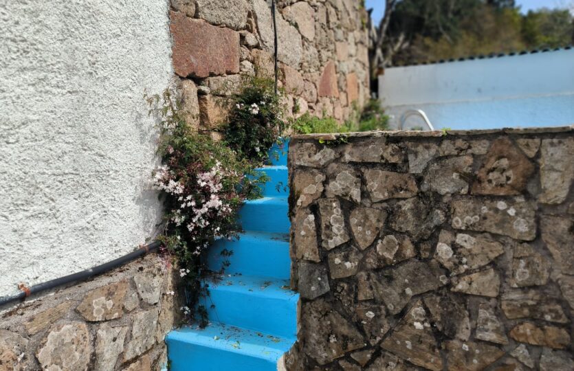 En venta casa de piedra con bodega