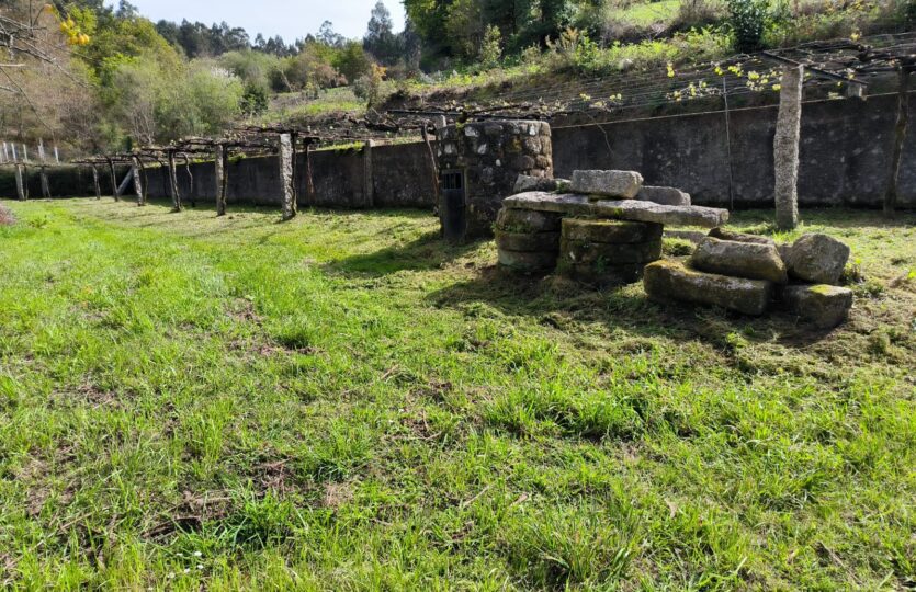 En venta casa de piedra con bodega