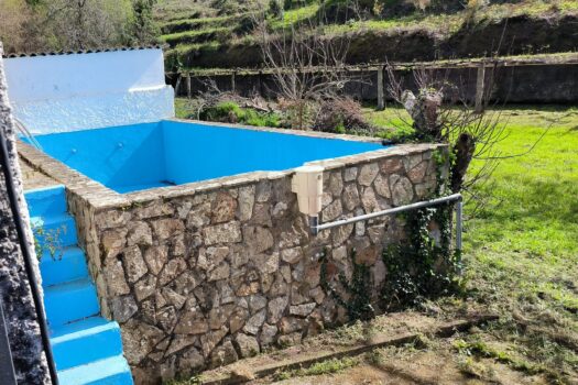 VENDIDO. En venta casa de piedra con bodega y viñedo
