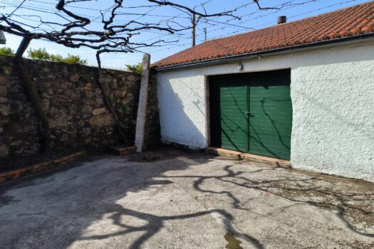 VENDIDO. En venta casa de piedra con bodega y viñedo