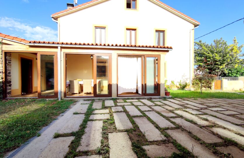 Se vende casa al lado de la playa