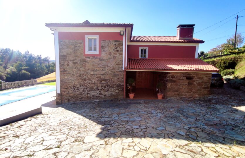 Se vende casa de piedra con piscina