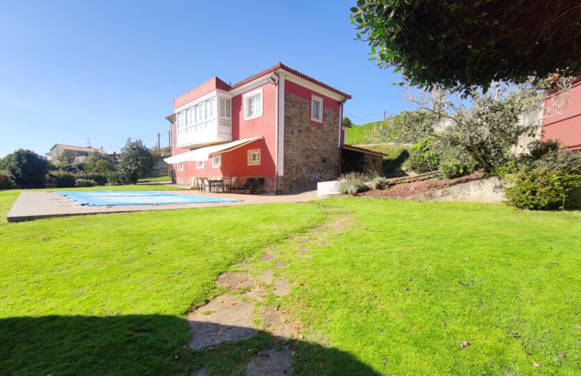 Se vende casa de piedra con piscina