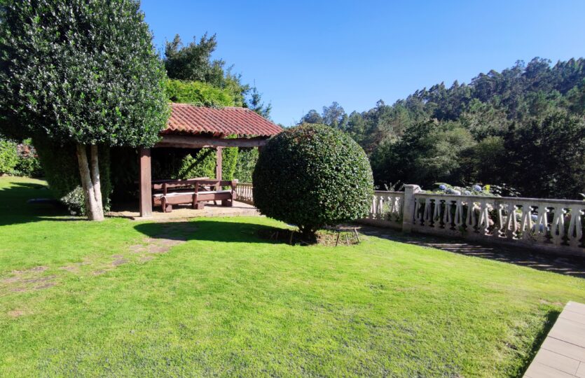 Se vende casa de piedra con piscina