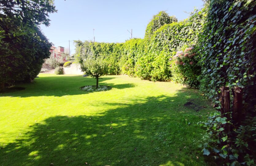 Se vende casa de piedra con piscina