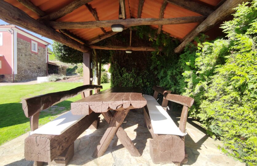Se vende casa de piedra con piscina
