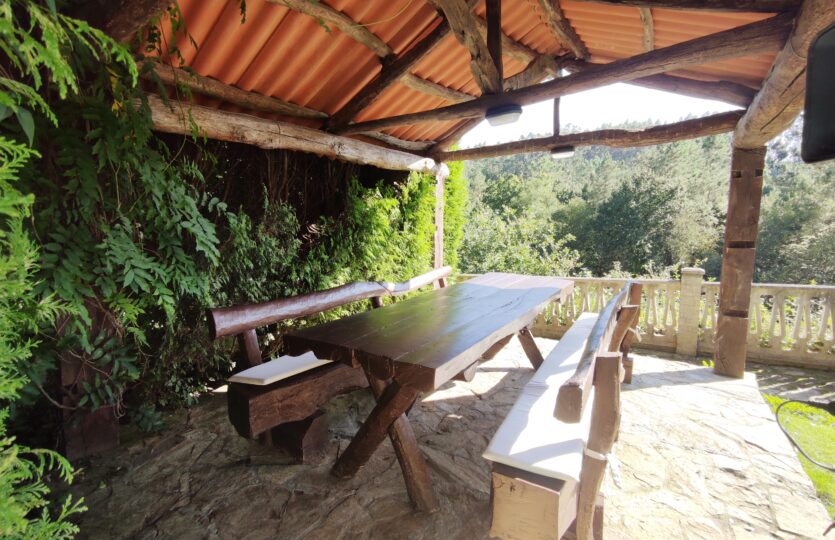 Se vende casa de piedra con piscina