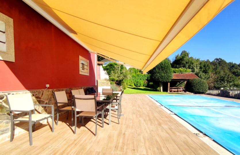 Se vende casa de piedra con piscina