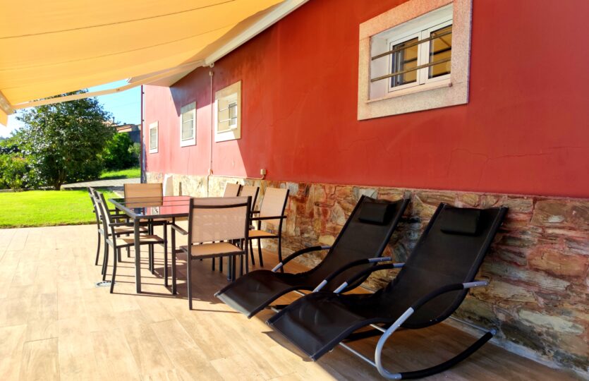 Se vende casa de piedra con piscina