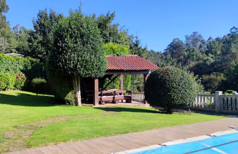 En venta casa de piedra con piscina