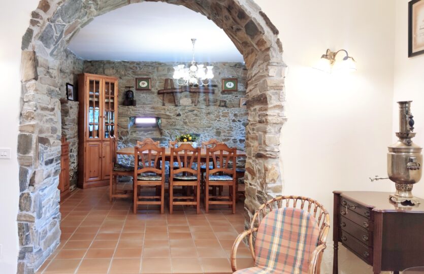 En venta casa de piedra con piscina
