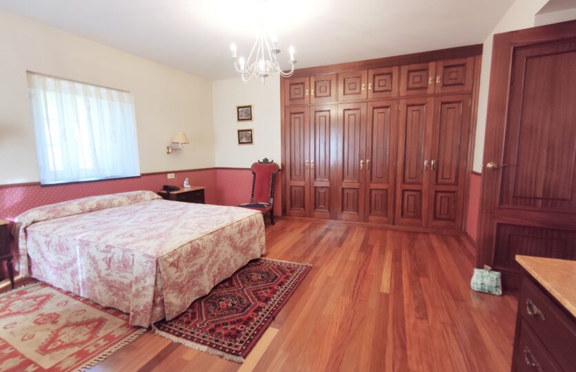 En venta casa de piedra con piscina